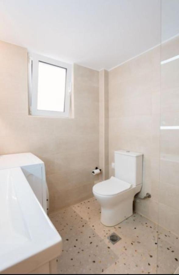 Brand New Apartment Nearby Metro Atena Exterior foto